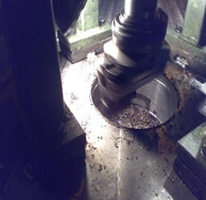 Drehen Ausdrehen einer Sacklochbohrung an einem Gegenschlaghammer